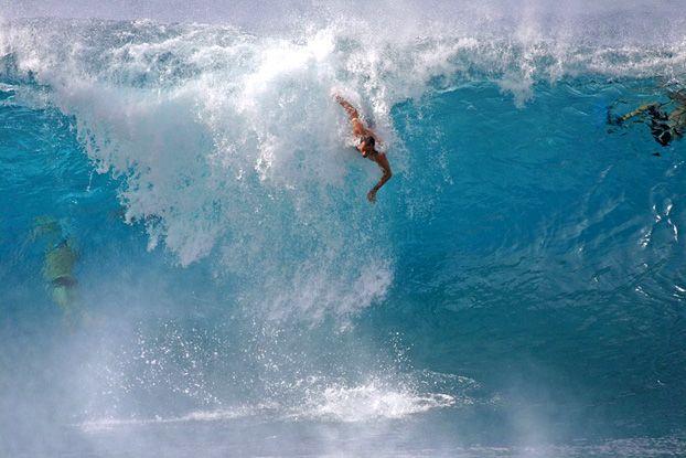 Surfe de peito, o esporte que faz do corpo uma prancha