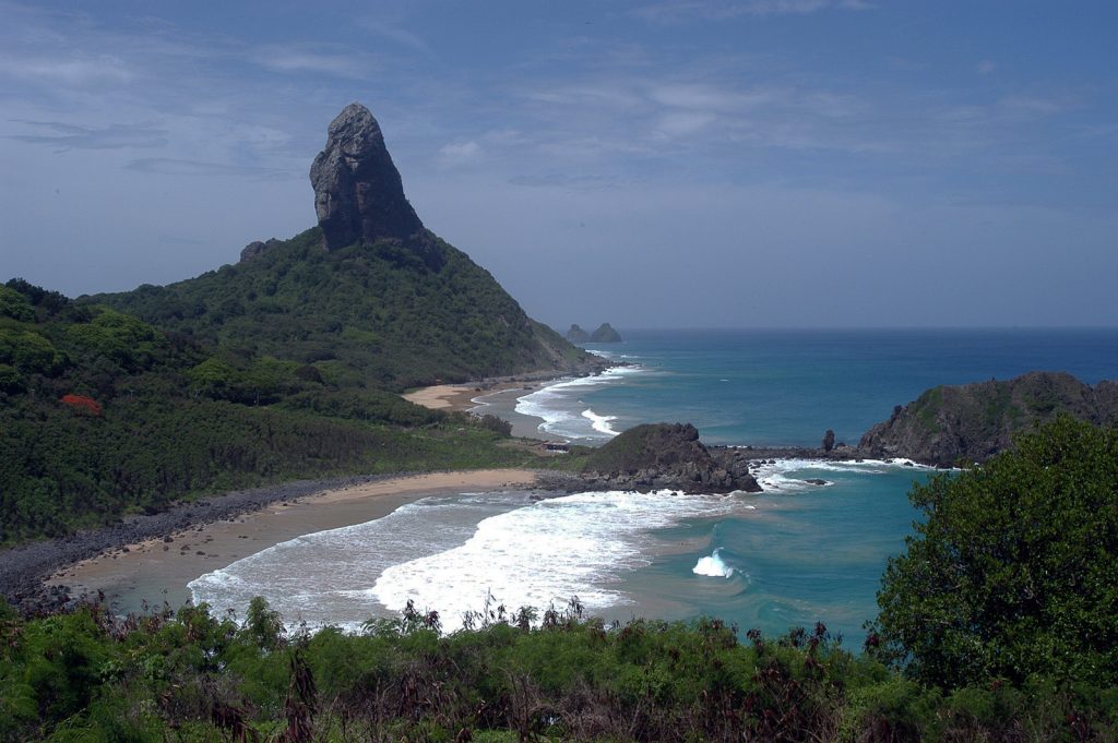 Praias da ilha estão liberadas apenas para uso da população local.