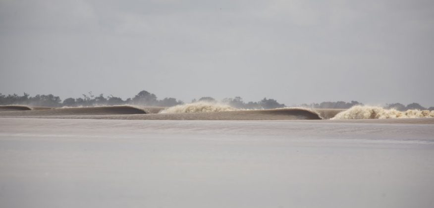 A melhor onda de rio do planeta, Pororoca do Rio Araguari (AP). Foto: Toninho Jr..