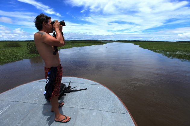 Bruno Alves a caminho dio Araguari, Pororoca do Rio Araguari (AP). Foto: Alberto Alves.