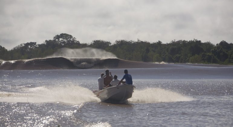 Cenário no rio Araguari, com lanche de uns aussies contemplando a majestade da Pororoca, Pororoca do Rio Araguari (AP). Foto: Bruno_Alves.