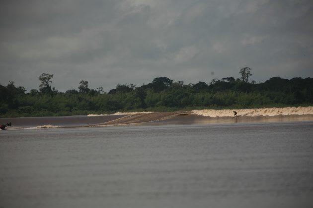 Nil Faria correndo ao largo, Pororoca do Rio Araguari (AP). Foto: Toninho Jr..