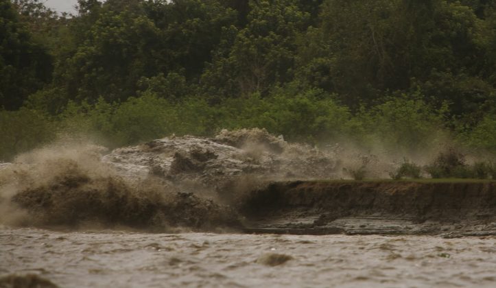 Onda da Pororoca atingindo lateralmente uma das margens do Araguari, Pororoca do Rio Araguari (AP). Foto: Toninho Jr..