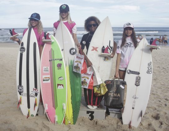 Pódio Feminino Mirim, Silverbay Catarinense 2018, Praia da Ferrugem, Garopaba. Foto: Basilio Ruy/P.P07.