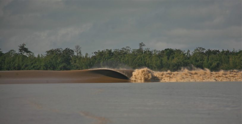 Potência na parte rasa do rio, Pororoca do Rio Araguari (AP). Foto: Toninho Jr..