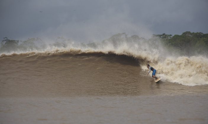 Serginho Laus, o homem e a sua onda, Pororoca do Rio Araguari (AP). Foto: Toninho Jr..