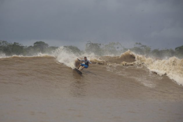 Sergio Laus rasgando numa boa direira bem longe da foz, Pororoca do Rio Araguari (AP). Foto: Toninho Jr..