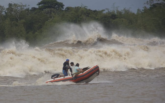 Um verdadeiro Tsunami, Pororoca do Rio Araguari (AP). Foto: Toninho Jr..
