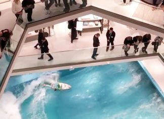 Piscina invade o shopping