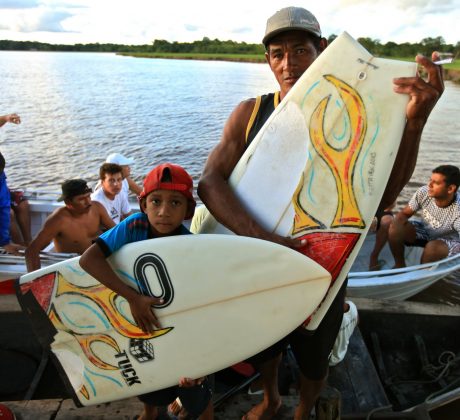 Prancha de Skeet dada aos ribeirinhos, Pororoca do Rio Araguari (AP). Foto: Skeet.
