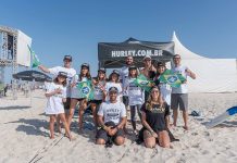 Meninas agitam a torcida