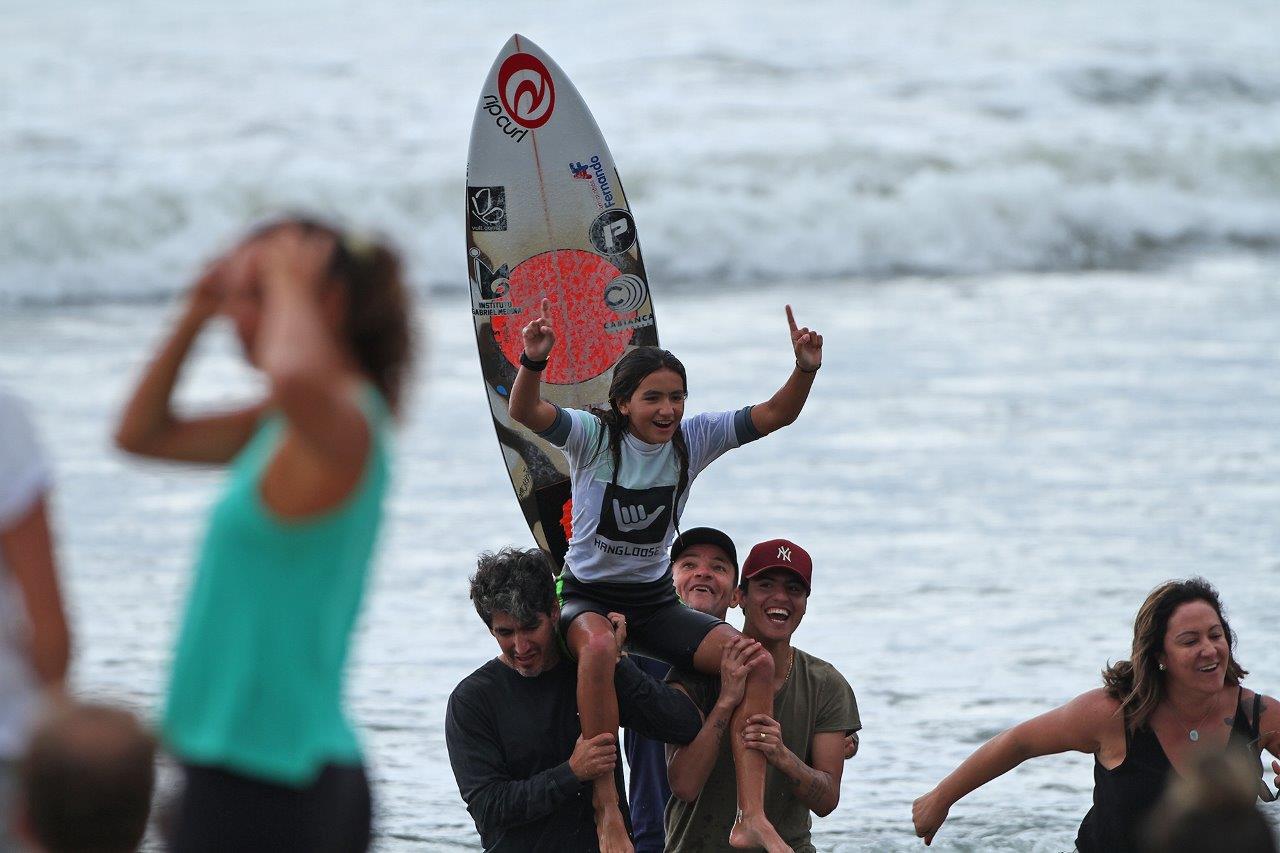 Campeão de surfe australiano é internado em Bali e pede doação de sangue, surfe