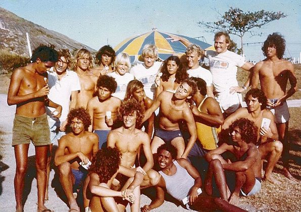 Os Bronzed Aussies em um churrasco no começo dos anos 1980 com a galera do Recreio dos Bandeirantes, Rio de Janeiro (RJ). Foto: Divulgação.