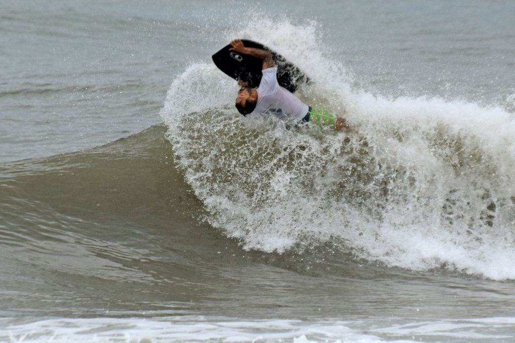 Aos 38 anos, Sanderson Trevisan é o grande nome da abertura do Circuito Paranaense de Bodyboarding.