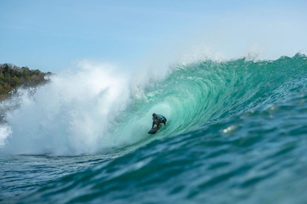 Depois de surfar Padang pela primeira vez, Josh Kerr mostra ansiedade para encarar swell incrível.