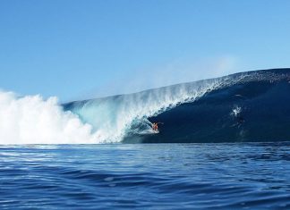 Instigado em Teahupoo