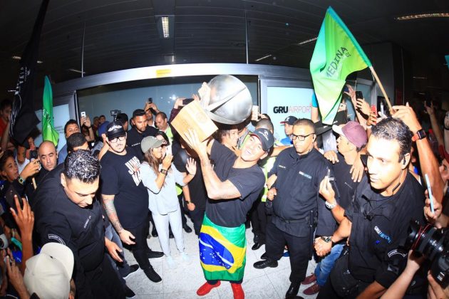 Bicampeão mundial Gabriel Medina chega ao aeroporto de Guarulhos (SP). Foto: WSL / Aleko Stergiou.