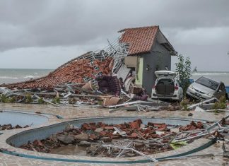 Tsunami deixa mortos e feridos