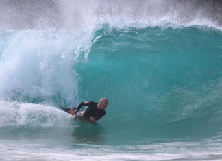 Bodyboarder isenta tubarão