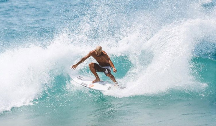 Italo Ferreira rasga as paredes de Duranbah Beach.