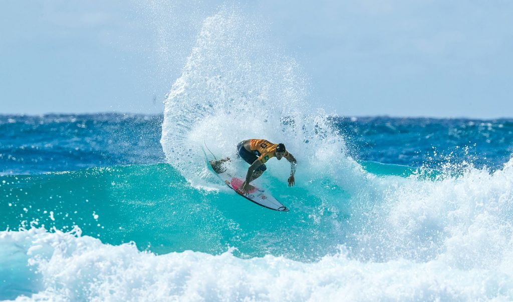 Gabriel Medina leva a melhor sobre Mateus Herdy, atual campeão mundial Pro Junior.