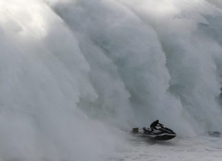 Resgate extremo em Nazaré