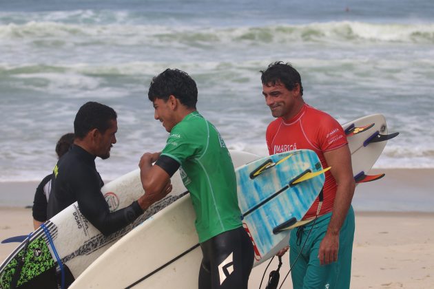 Paulo Roberto, Valentim Neves e Leo Neves, Maricá Surf Pro / AM 2019, Ponta Negra (RJ). Foto: @surfetv / @carlosmatiasrj.