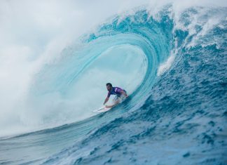 À vontade em Teahupoo