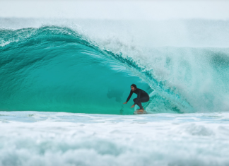 Surfistas lutam pelo pico