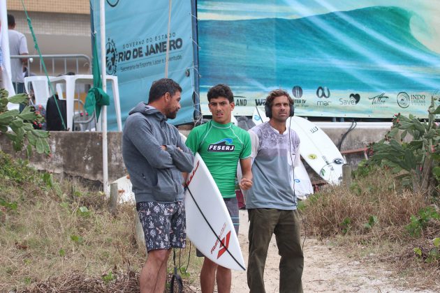 Leo Neves, Valentin Neves e Milton Morbeck, Praia do Forte, Cabo Frio (RJ). Foto: @surfetv / @carlosmatiasrj.