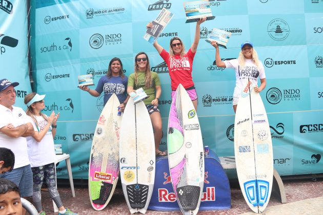 Pódio Feminino Pro, Praia do Forte, Cabo Frio (RJ). Foto: @surfetv / @carlosmatiasrj.