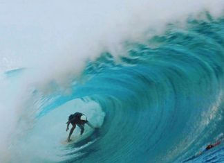 Derek Rabelo encara Teahupoo