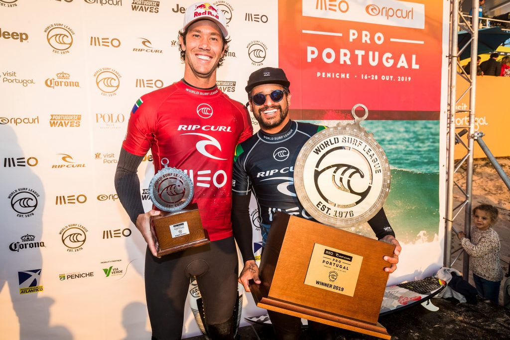 Italo Ferreira vence Jordy Smith no MEO Rip Curl Pro Portugal em 2019.