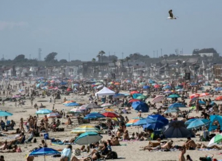 Crowd invade as praias