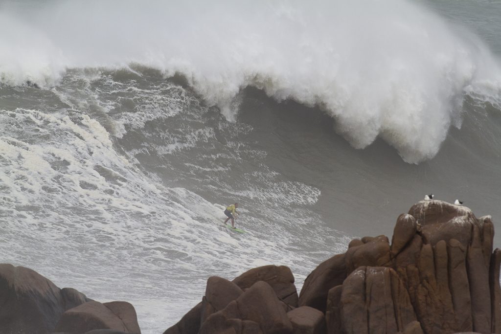 Sem data definida, as transmissões acontecem na primeira grande ondulação que a costa catarinense receber a partir de agora. Na foto: João Baiuka na Praia do Cardoso.