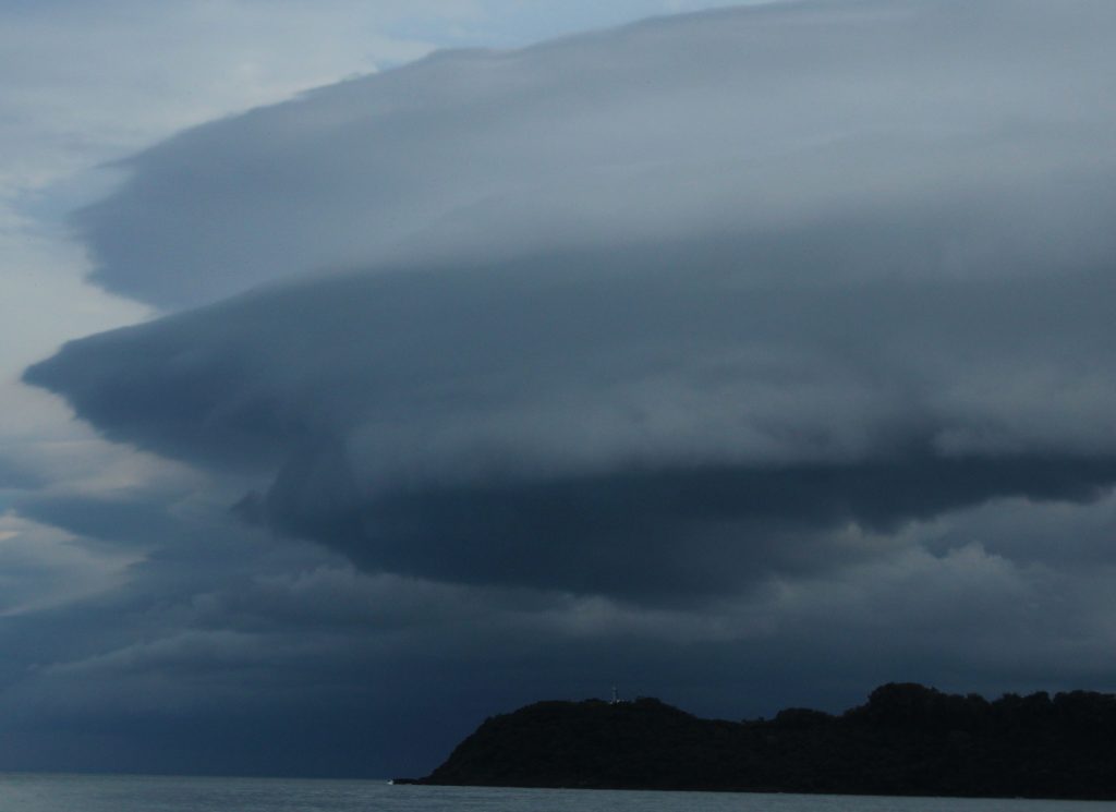 Bomba de Sul acaba com as ondas e quase arranca a estrutura do campeonato.