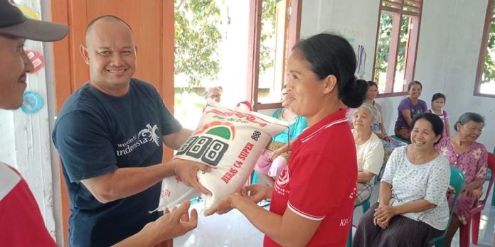 Moradores do vilarejo de  Sorake Beach, em Nias, passam por dificuldades e precisam de itens de necessidade básica.