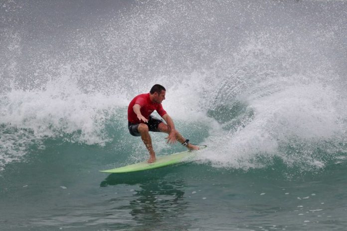 Andy King conseguiu retomar equilíbrio o suficiente para ir bem no free surf.