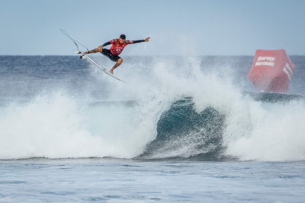 Filipe Toledo também vence na estreia.