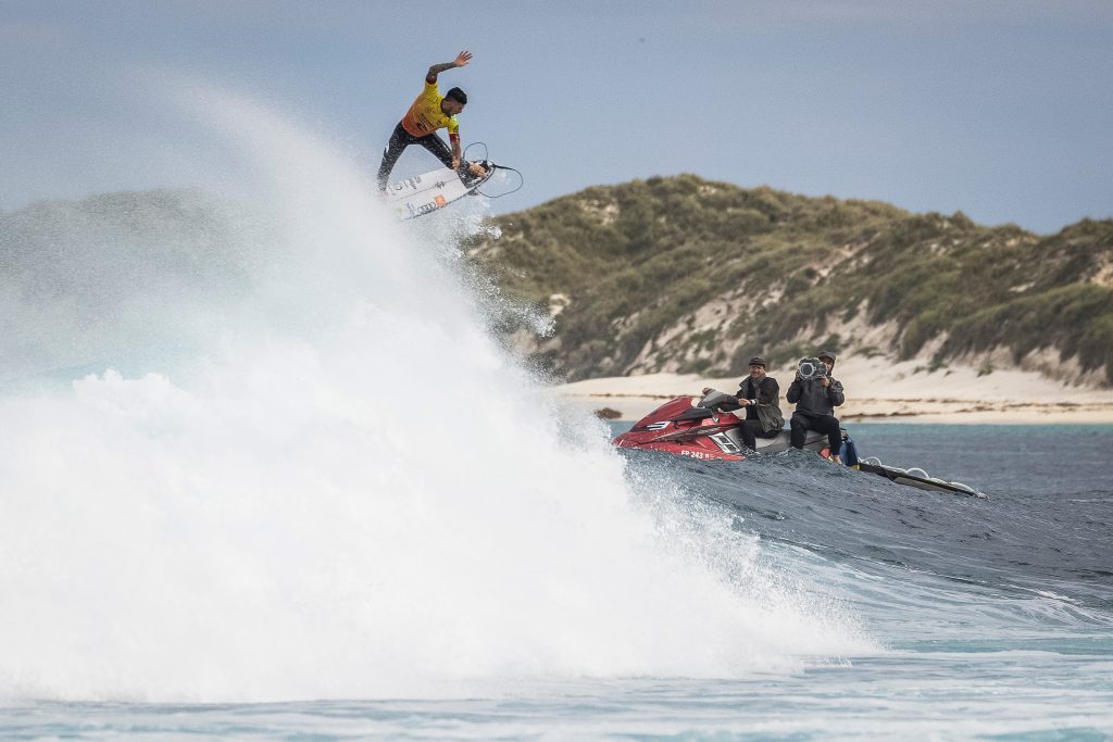 Medina executa alley-oop na estreia vitoriosa no Rip Curl Rottnest Search.