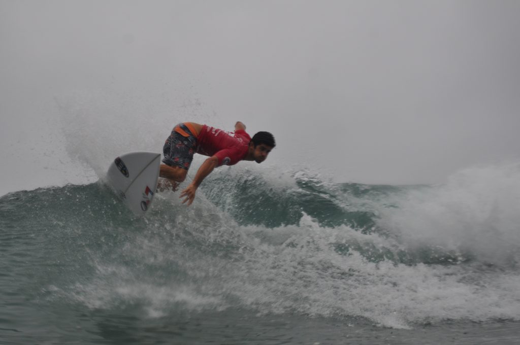 Manuel Selman garante vaga na segunda fase do Montañita Open.