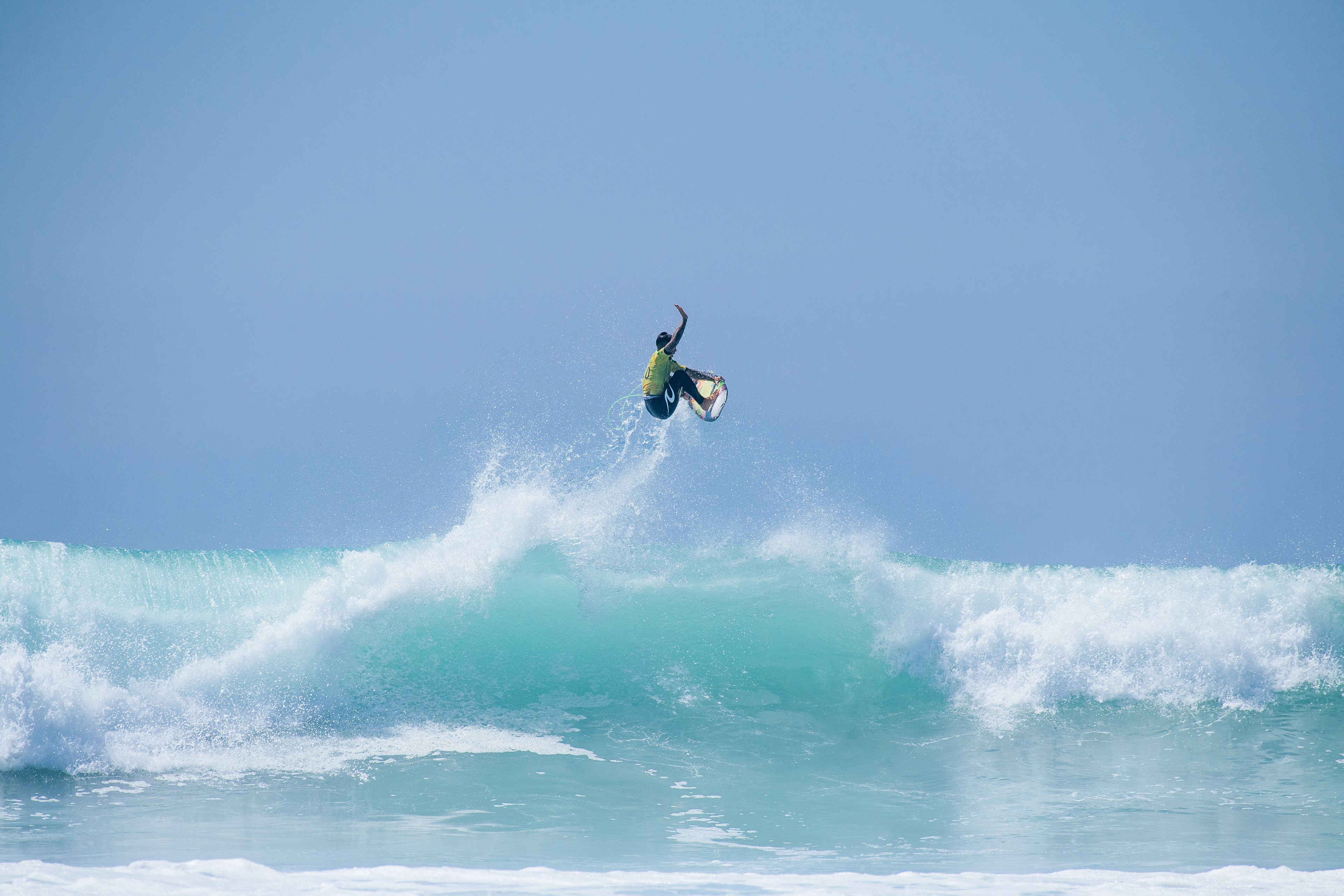 Gabriel Medina decola alto rumo ao alto do pódio.