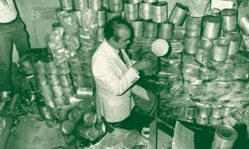 As latas de maconha foram parar nas praias do litoral brasileiro.