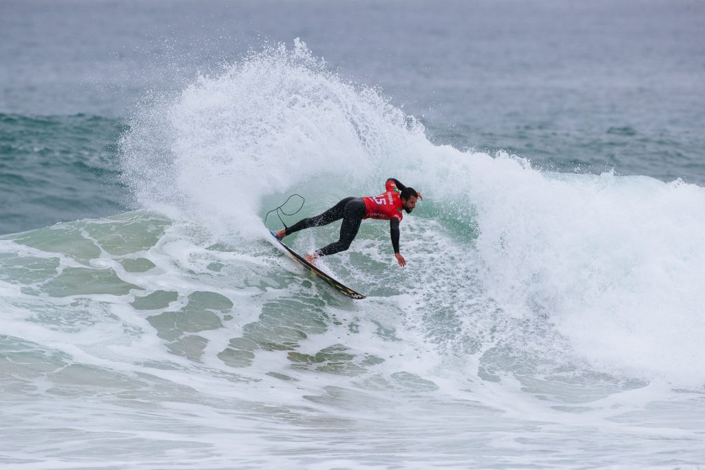 Italo Ferreira garante vaga nas oitavas de final do MEO Pro Portugal.