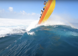 Barco é pego por onda