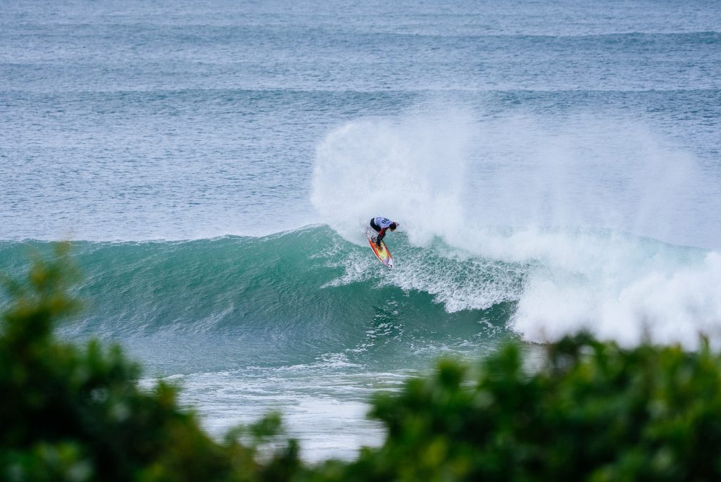 Yago Dora derrota Filipe Toledo e garanta vaga nas quartas.