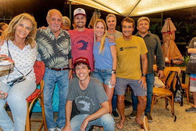 Armando Serra (de camisa floral) - fundador do ASC de 1966, Confraternização Arpoador Surf Club, Praia do Leblon (RJ). Foto: Claudio Franco.