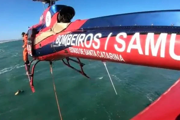 SAMU resgata surfista no Morro das Pedras.