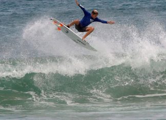 Grom afina o surfe na Costa Rica