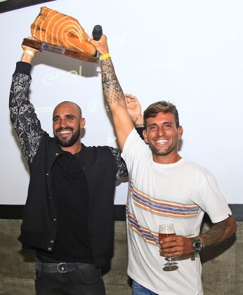 Willyam Santana e Imbica, Premiação do Itacoatiara Big Wave 2022. Foto: Tony D´Andrea.